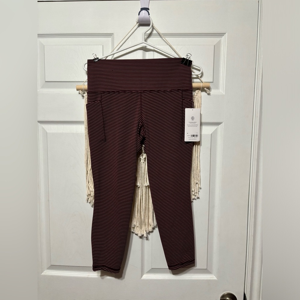 Athleta Salutation Stash Pocket II Textured 7/8 Tights.
